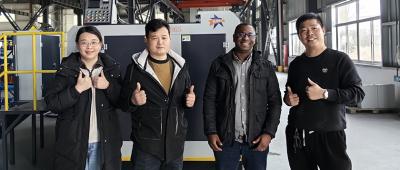 Клиенты посещают завод по производству воска